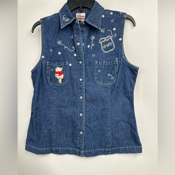 Disney Store Denim Shirt Sz M Embroidered Winnie the Pooh Snap Front - Picture 1 of 5